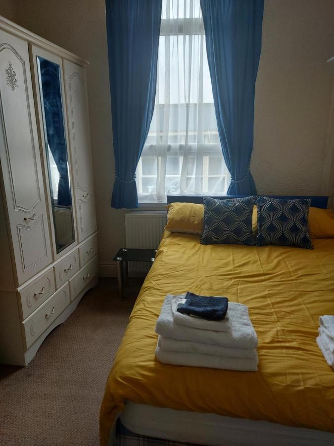 Апартаменты Sandyrise Holiday Lets Скарборо Экстерьер фото